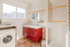 Dusche, Haartrockner, Handtücher, Toilettenpapier