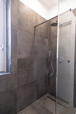 Ducha, secador de pelo, bidet, toallas