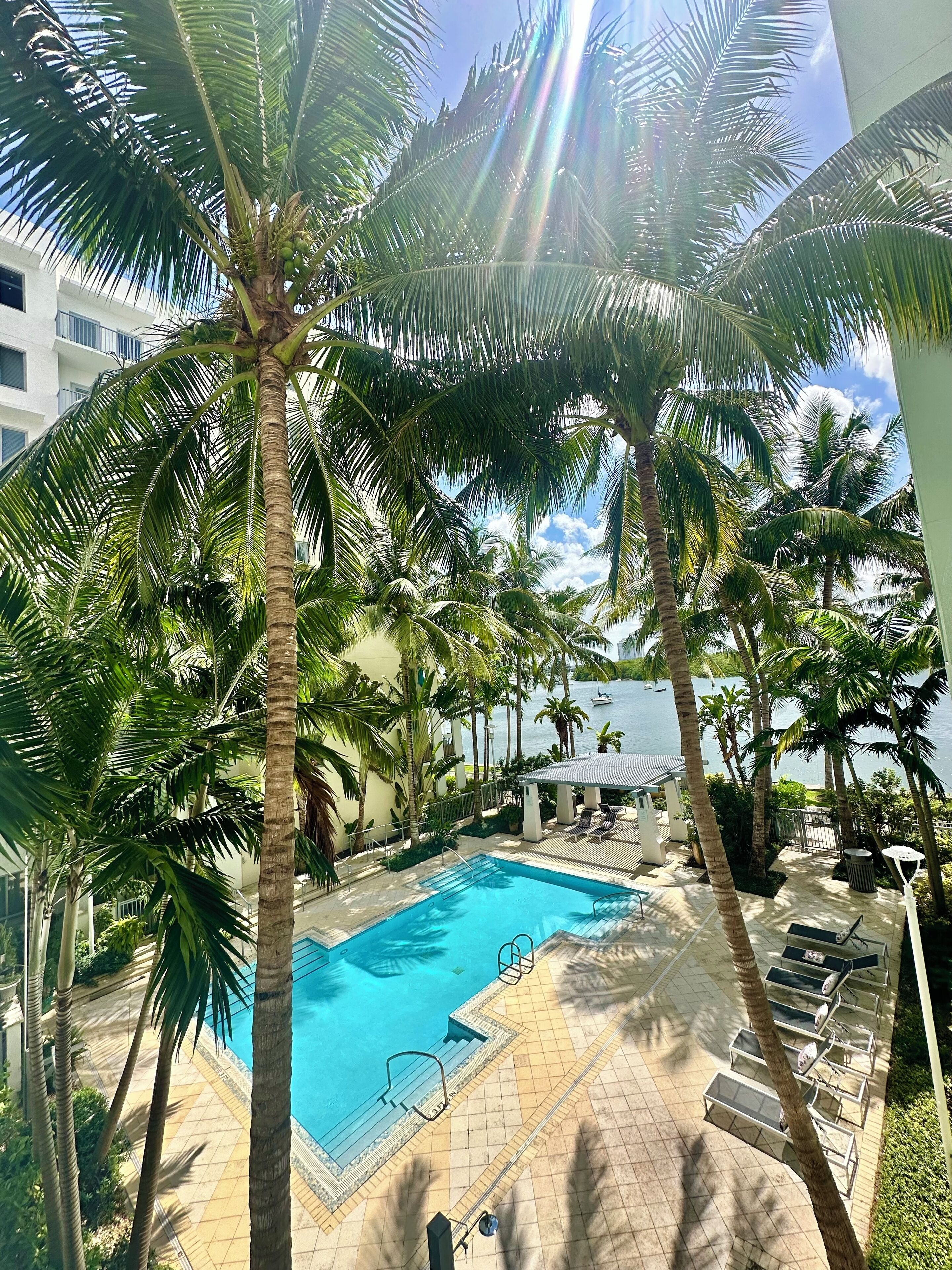 Waterfront 2/2 condo with game room - Miami Beach 