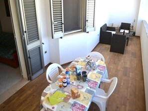 Maison, 2 chambres, fumeurs, balcon | Restauration