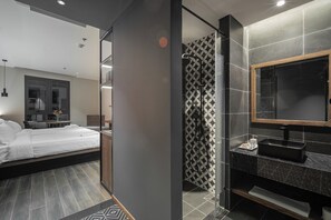 Premium bedding, down duvets, memory-foam beds, in-room safe - TK Phu Quoc Hotel - Grand World Phu Quoc (Phu Quoc)