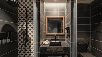 Deluxe Room, City View | Bathroom | Shower, rainfall showerhead, free toiletries, hair dryer