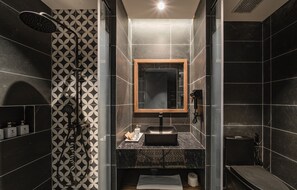 Chambre Deluxe, vue ville | Salle de bain | Douche, douche à « effet pluie », articles de toilette gratuits