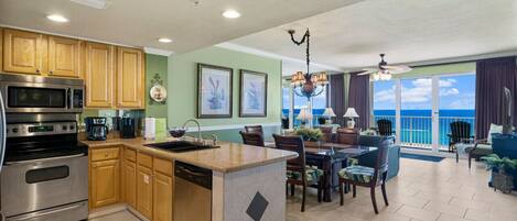 Een koelkast, een microgolfoven, een oven, een kookplaat