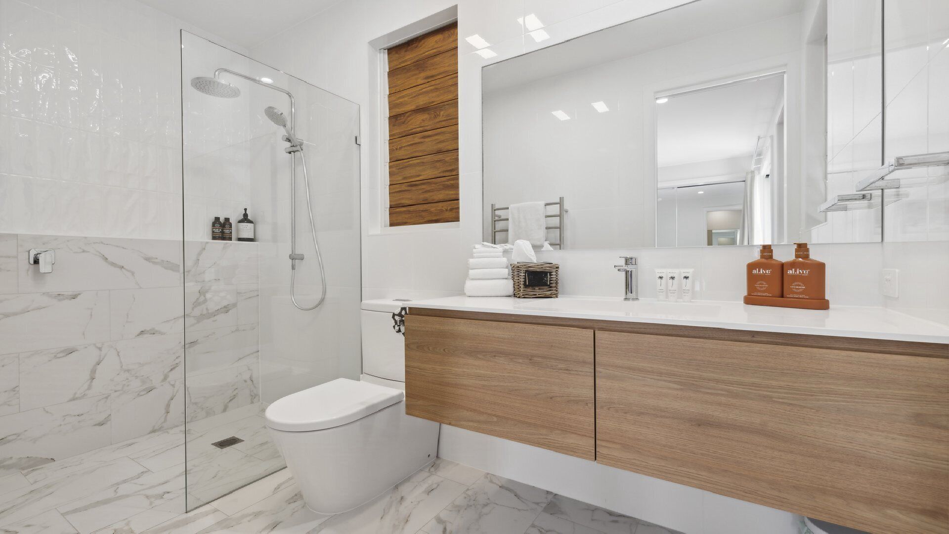 Hair dryer, towels, shampoo, toilet paper