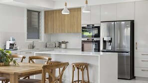 Fridge, microwave, oven, stovetop - SEAS THE DAY, TOP NOTCH (Sawtell)