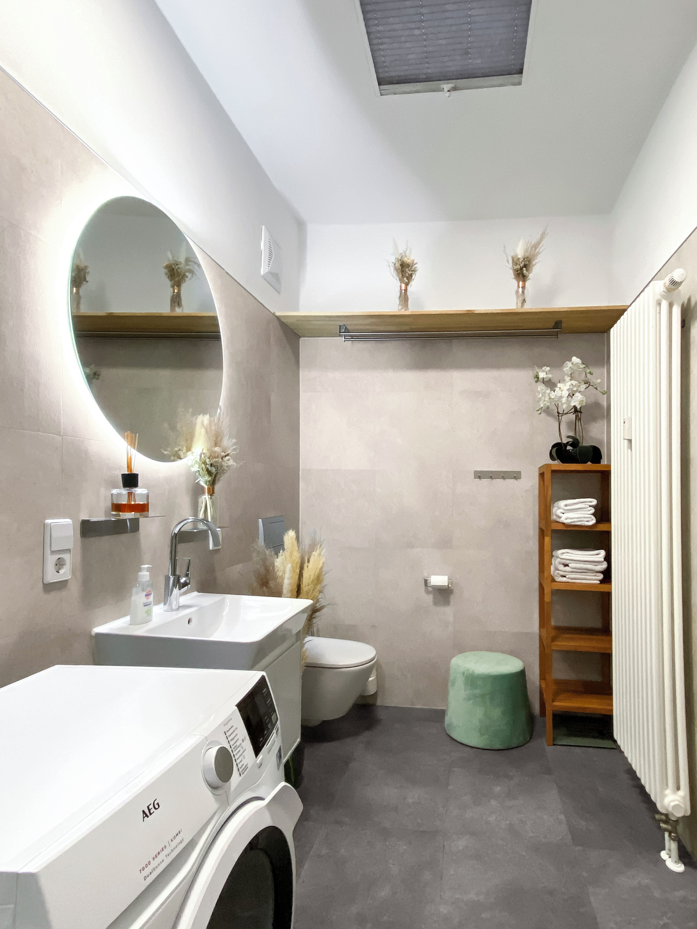 Deluxe Apartment | Bathroom | Separate bathtub and shower, deep-soaking bathtub, rainfall showerhead