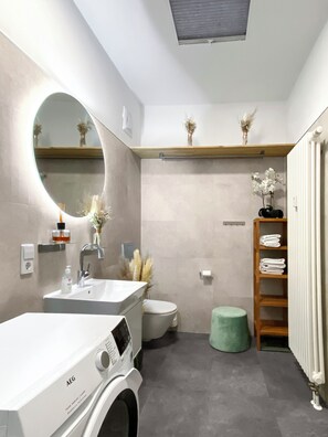 Deluxe appartement | Badkamer | Een aparte badkuip en douche, een diep bad, een regendouche