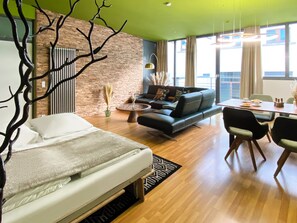 Deluxe appartement | Woonruimte | Een 65-inch smart-tv met digitale zenders en slimme speakers