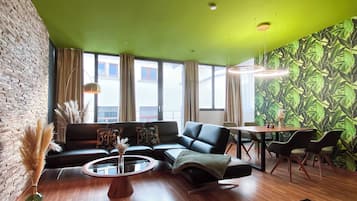 Apartemen Deluks | Area keluarga | Smart TV 65-inci dengan saluran TV digital dan smart speaker