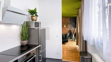 Deluxe Apartment | Private kitchen | Full-sized fridge, microwave, oven, stovetop