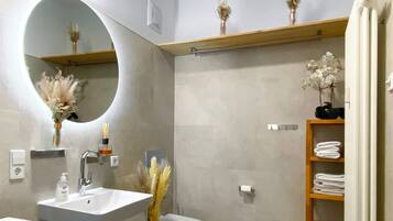 Leilighet – deluxe | Bad | Separat badekar og dusj, dype avslapningsbadekar og regndusjhode