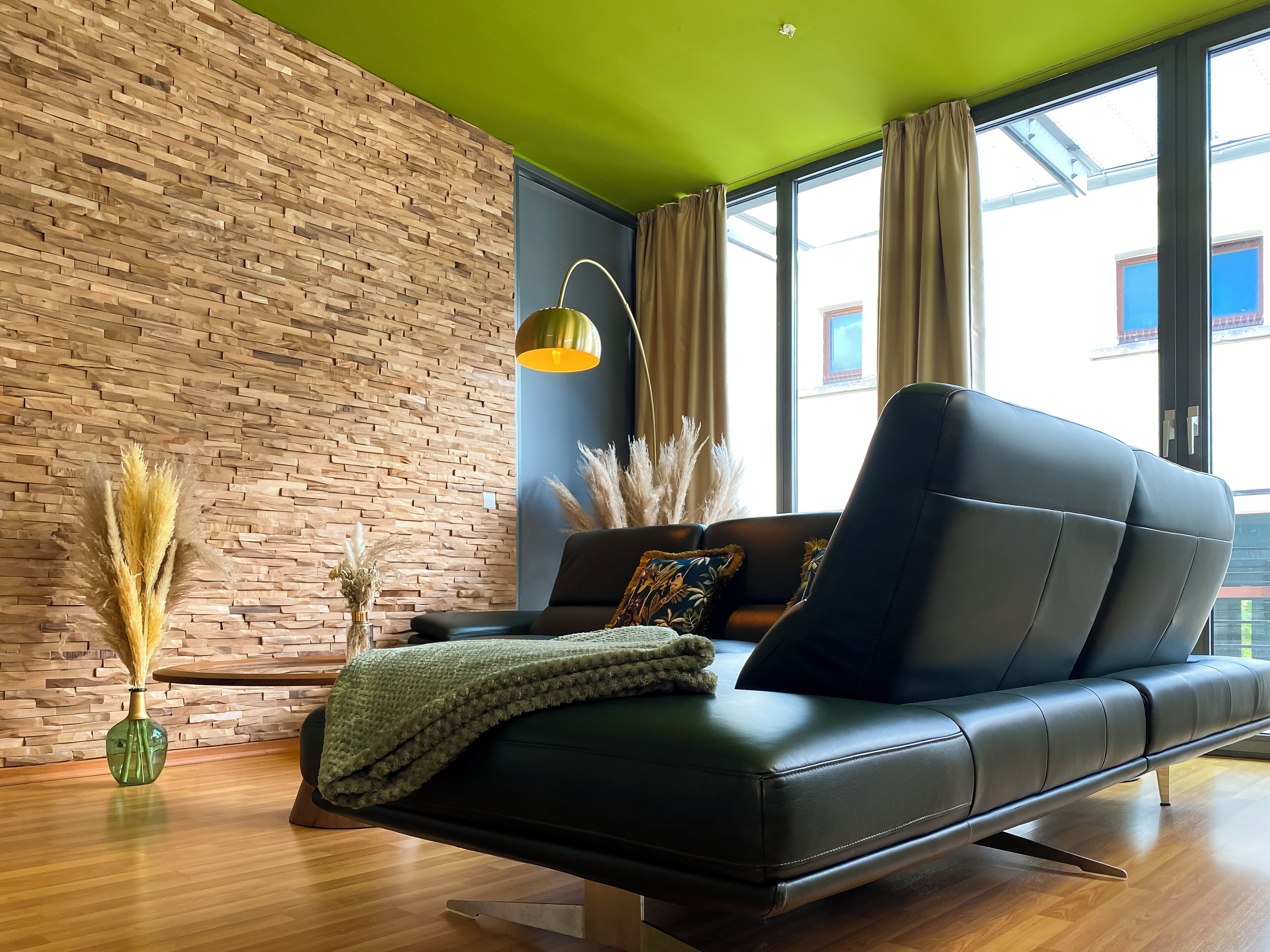 Apartament Deluxe | Sala d'estar | Televisor intel·ligent de 65 polzades amb canals digitals 