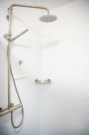 Hårføner og håndklær