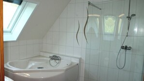 A bathroom with a skylight, a bathtub, and a shower. - Maison Située Dans le Vignoble, Appartement à L'étage Avec Entrée Indépendante (Soultzmatt)
