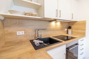 Kjøleskap, mikrobølgeovn, ovn og kokeplater