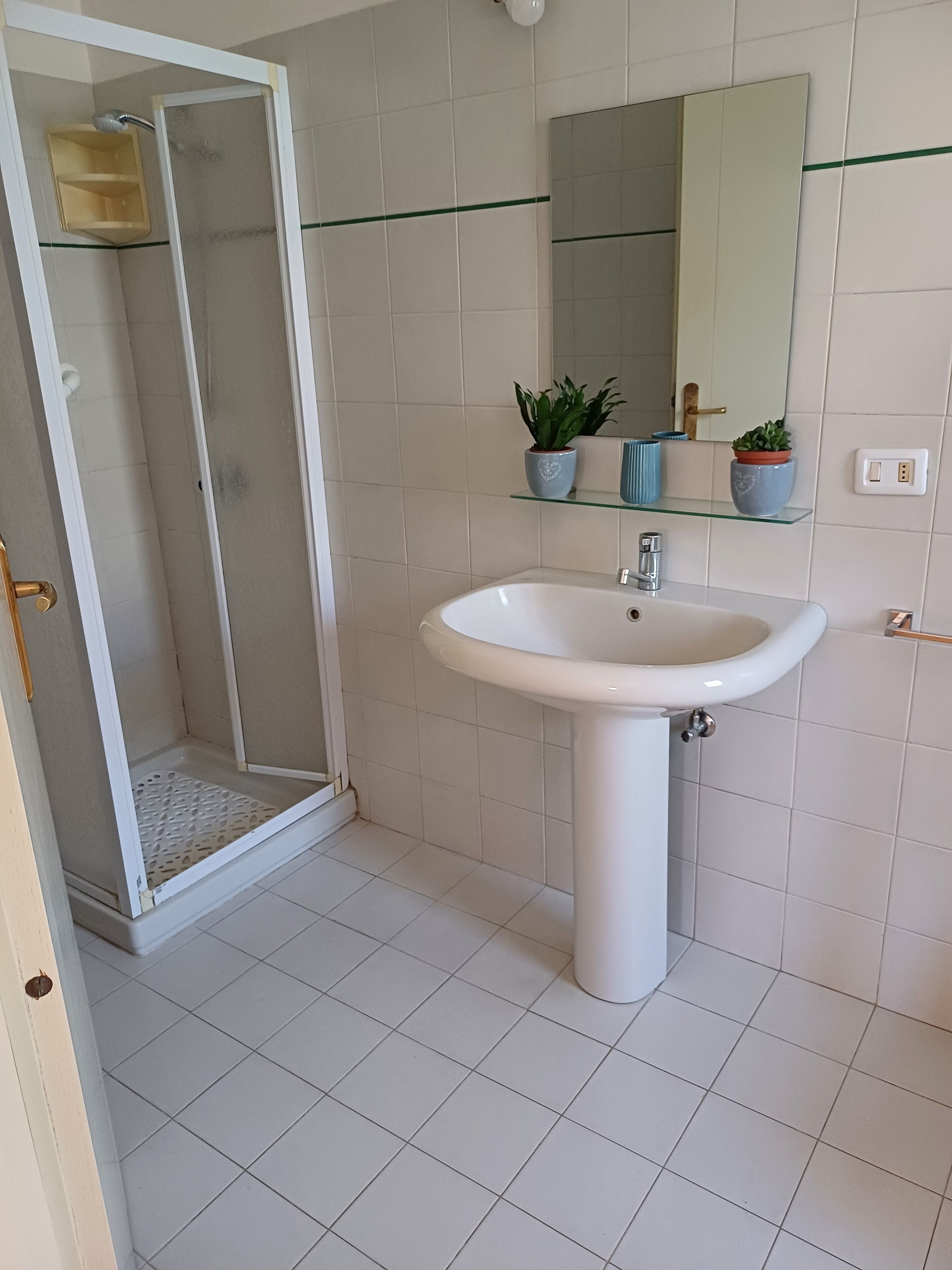Douche, sèche-cheveux, bidet, serviettes fournies