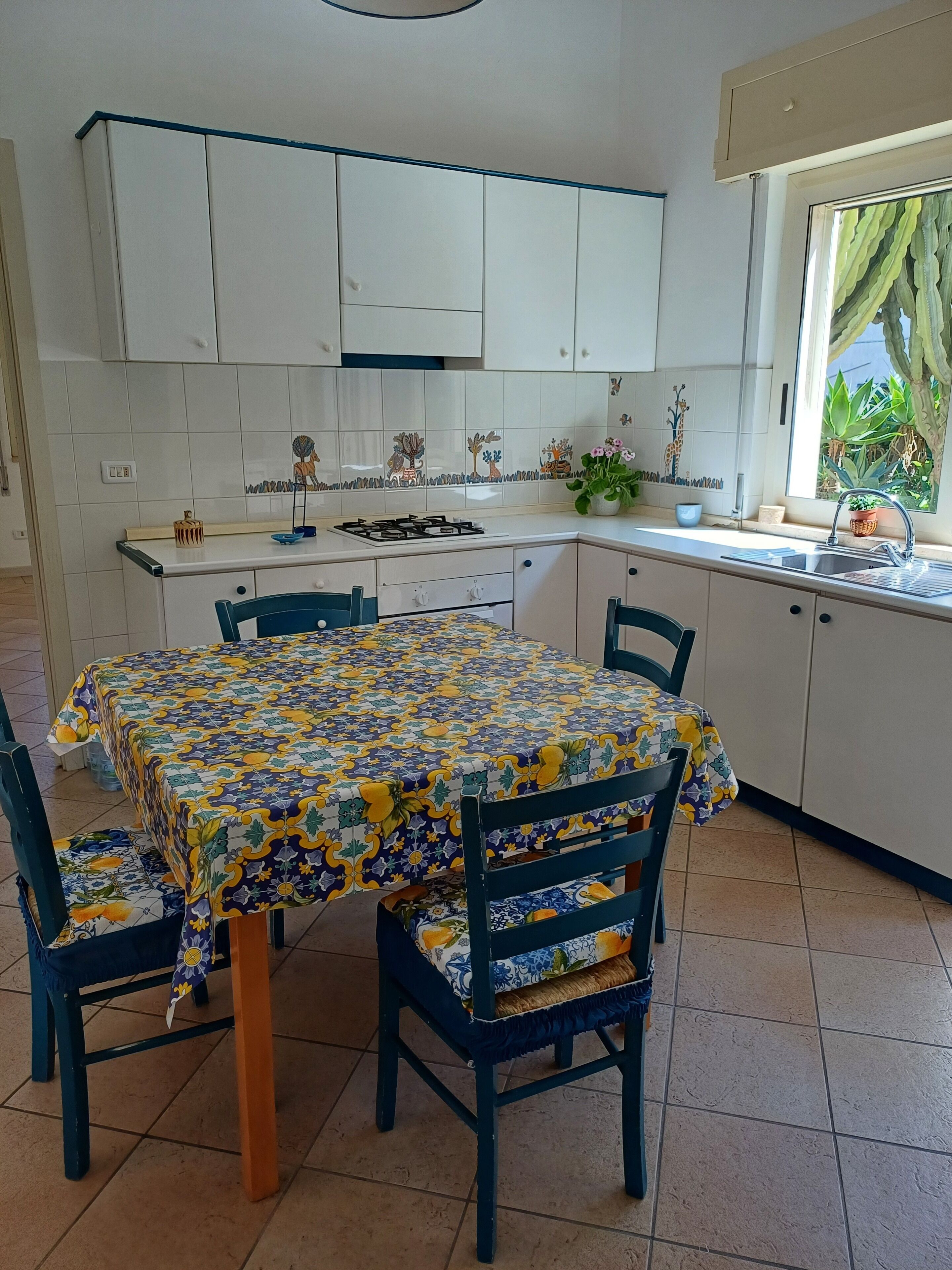 Frigorifero, forno, piano cottura, pentole/stoviglie/utensili