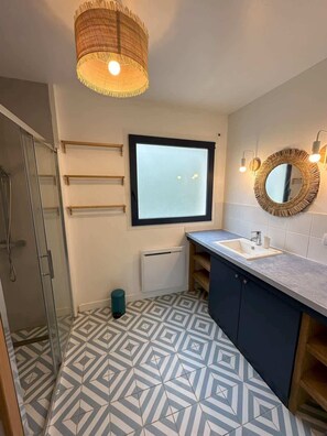 Shower, hair dryer - Ty Garo - Beautiful family house with sea view (Landéda)