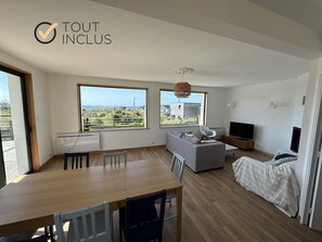 TV, fireplace - TY GARO - Beautiful family house with sea view (Landéda)