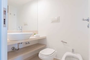 Dusche, Haartrockner, Handtücher, Shampoo