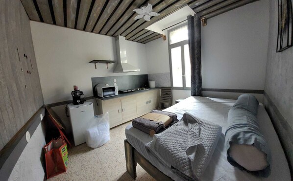 1 bedroom, free WiFi, bed sheets - Gîte de la Tour, à 10 Minutes du Pont du Gard, Idéal Pour Couple (Montfrin)