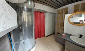 Shower, hair dryer, towels, soap - Gîte de la Tour, à 10 Minutes du Pont du Gard, Idéal Pour Couple (Montfrin)