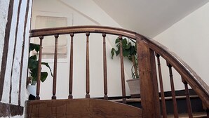 A wooden staircase with a curved handrail leading to a landing. - Maison POL Amboise (Amboise)