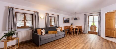 Una televisión, un reproductor estéreo