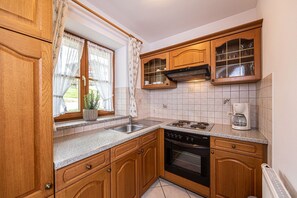 Kjøleskap, ovn, kokeplater og kaffetrakter/tekoker