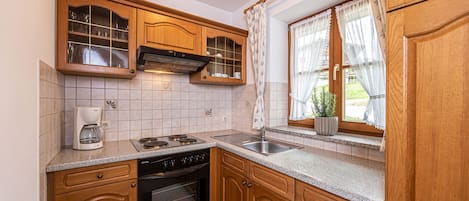 Een koelkast, een oven, een kookplaat, een koffiezetapparaat/waterkoker