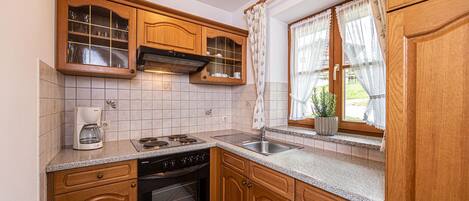 Fridge, oven, stovetop, coffee/tea maker