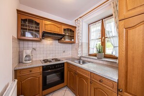 Kühlschrank, Ofen, Herdplatte, Wasserkocher mit Kaffee-/Teezubehör