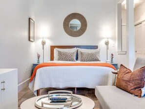 Escritorio, tabla de planchar con plancha, wifi y ropa de cama 