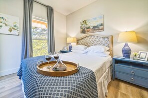 8 Schlafzimmer, Schreibtisch, Bügeleisen/Bügelbrett, Reisekinderbett