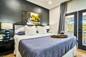 8 soverom, skrivebord, strykejern/-brett og reiseseng for barn