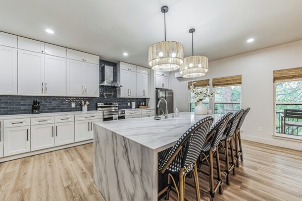 Køleskab, mikrobølgeovn, ovn, kogeplade