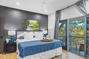 4 bedrooms, desk, iron/ironing board, travel cot - Discover modern riverfront luxury at The White House. Enjoy a sleek designer kitchen, a tranquil master suite, and an expansive deck with breathtaking views of the Guadalupe River. Experience the perfect blend of hotel-quality service and the privacy (New Braunfels)