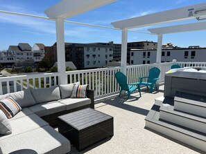 Terrace/patio - Family Townhouse, Rooftop Jacuzzi, Walk to Beach (Ocean City)