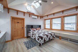 2 bedrooms, desk, iron/ironing board, WiFi