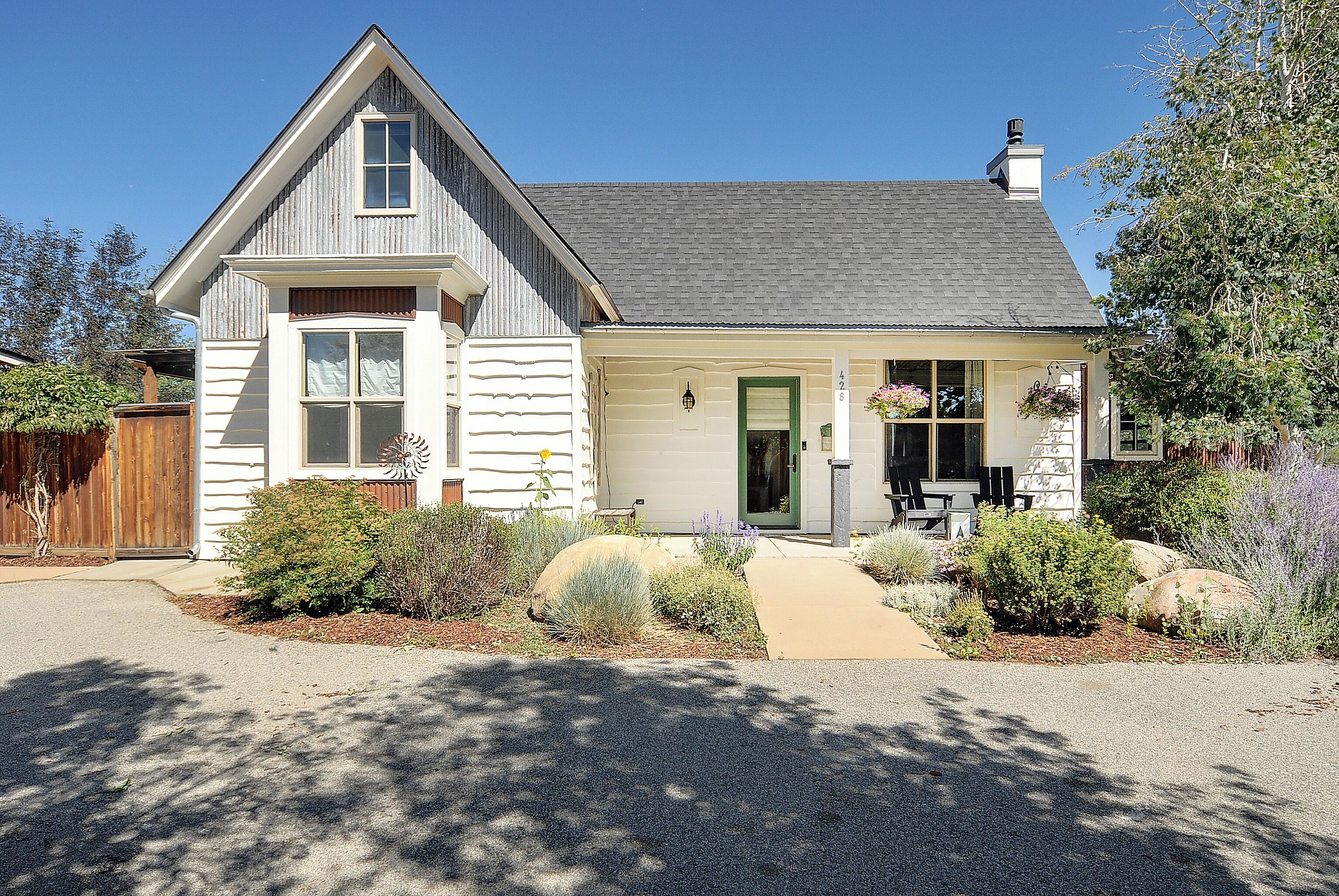 4 Bedrooms, hot tub and shady patios in BV!
