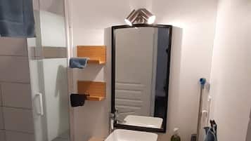 Een douche, een haardroger, handdoeken, zeep