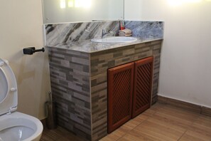 Een douche, een haardroger, handdoeken, zeep