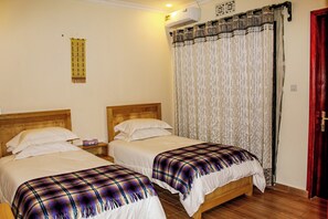 6 bedrooms, WiFi, bed sheets - Little Home is situated in Bondeni City, Just 0.8km from the Morombo bypass. (Arusha)