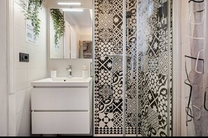 Dusche, Haartrockner, Bidet, Handtücher