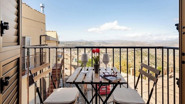 Outdoor dining - Casa Don Raffaele (Agira)