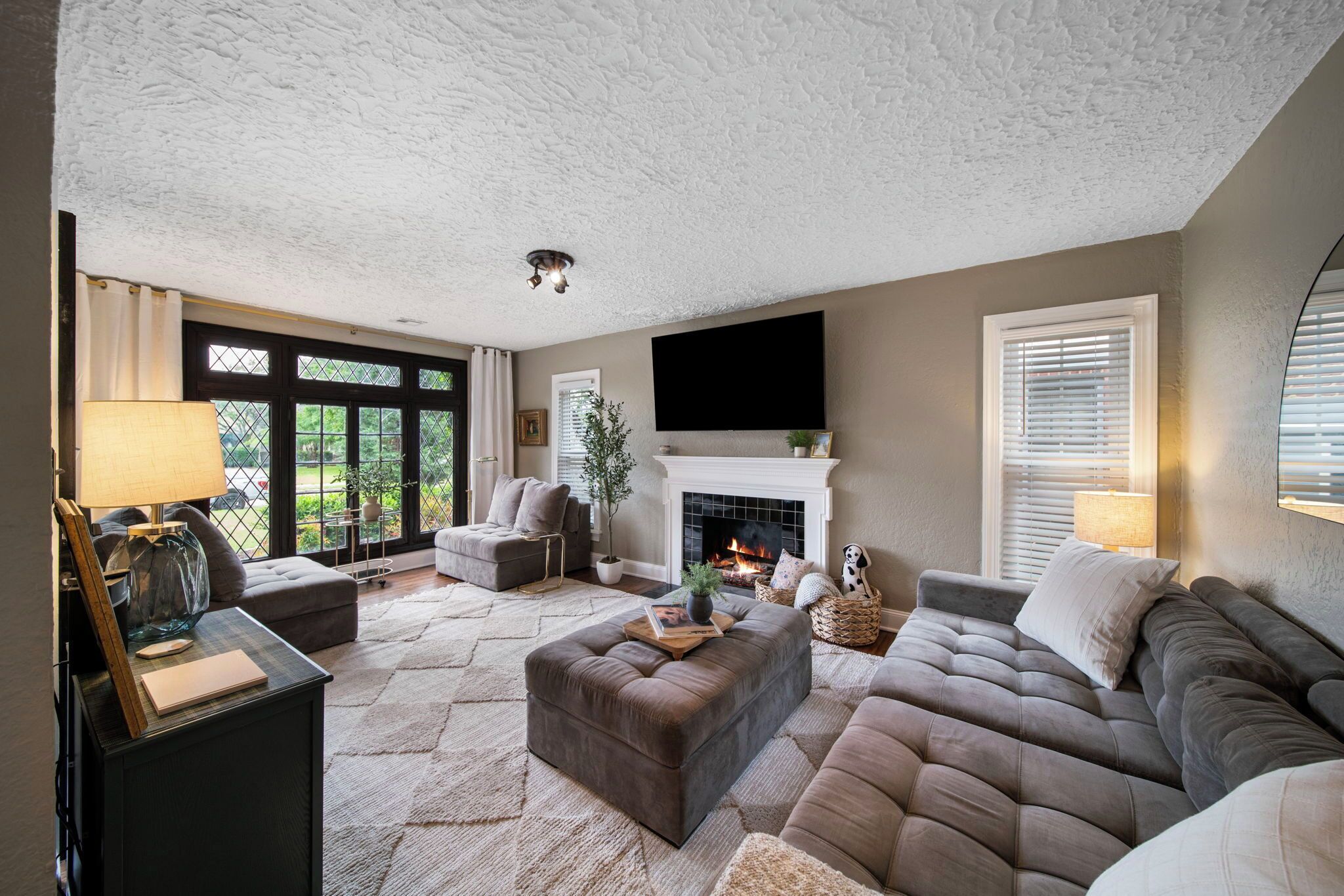 Smart TV, fireplace, stereo, offices