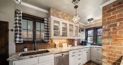 Vintage Charm at Ivy Cottage with separate hot tub hangout, pickleball!