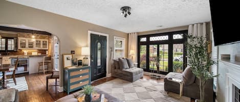 TV connectée, cheminée, chaîne hi-fi, espaces bureaux