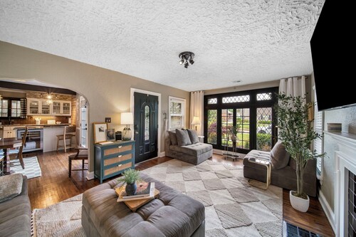 Vintage Charm at Ivy Cottage with separate hot tub hangout, pickleball!